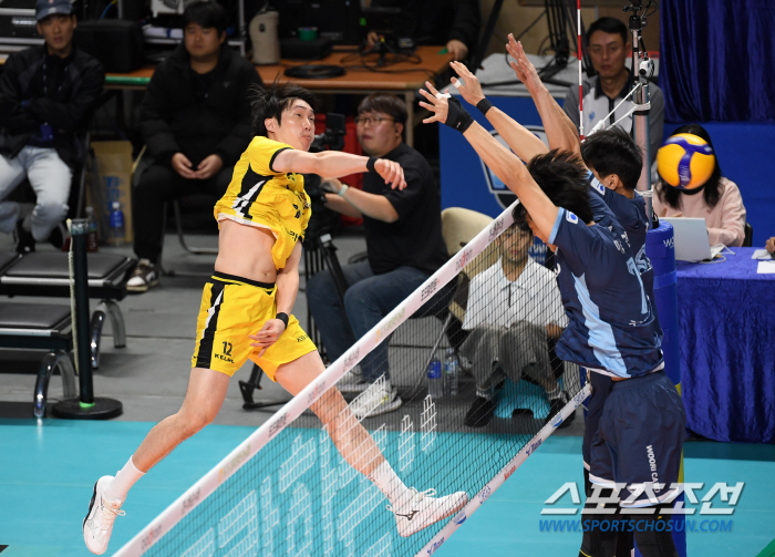 Kuk University OH's fatal mistake'Kim Ji-han Han Tae-joon's strong performance'Woori Card won 2 consecutive games, caught KB Insurance & came in 3rd place'Jump'