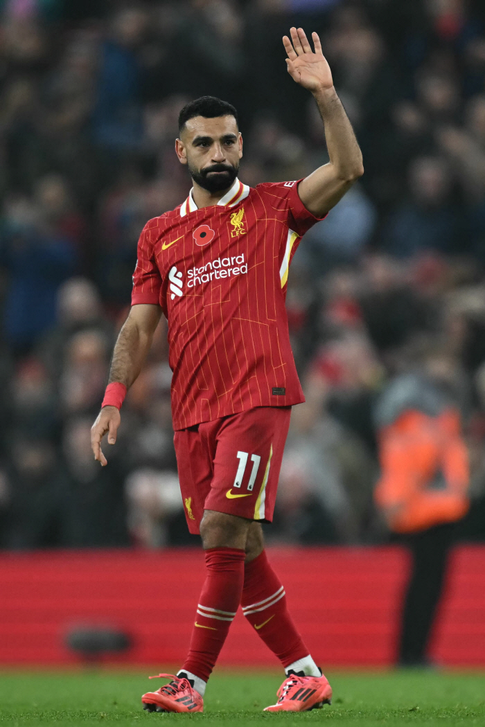 The Saudi Arabian League recruiters raised their hands