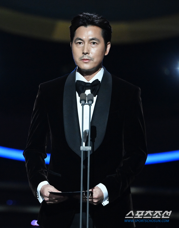 Jung Woosung Addresses Privacy Issue at 45th Blue Dragon Film Awards 'I Will Take Responsibility as a Father'