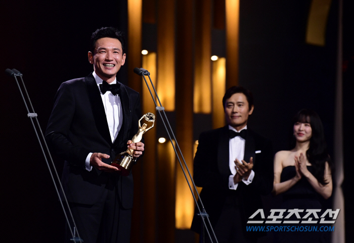 Hwang Jung-min won the 3rd 'Best Actor Award'...'I will honor my wife, whom I respect.' 