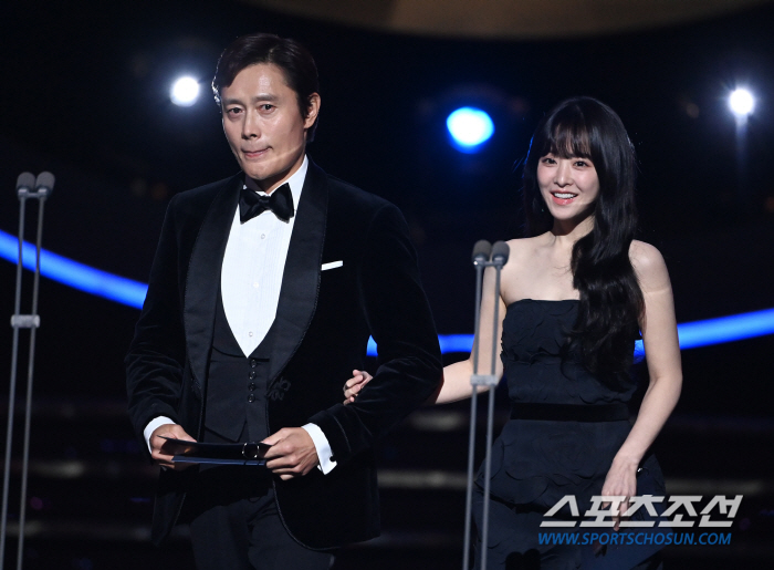 Hwang Jung-min won the 3rd 'Best Actor Award'...'I will honor my wife, whom I respect.' 