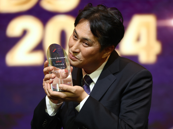 'K League 2 Coach Award'Yoo Byung-hoon's bold determination'I want to sit here next year as well.'