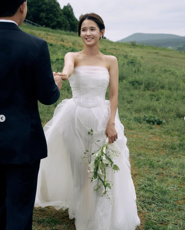 Nam Bo-ra burst into a double celebration just before the wedding. 'On my birthday, I moved into my newlywed house.'