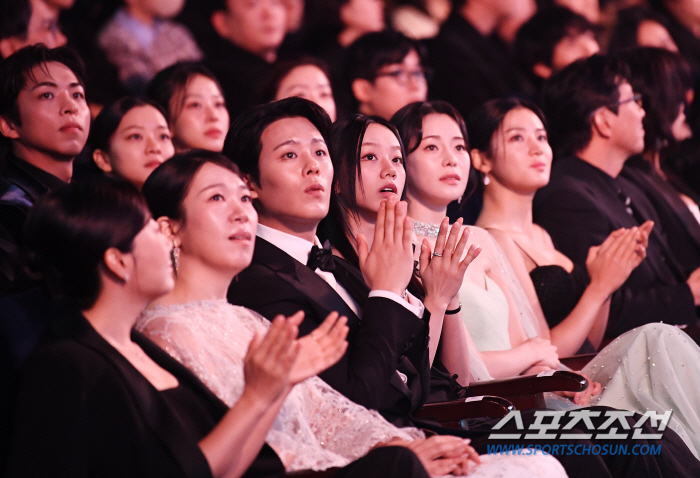  Actors who are surprised by the Blue Dragon celebration performance