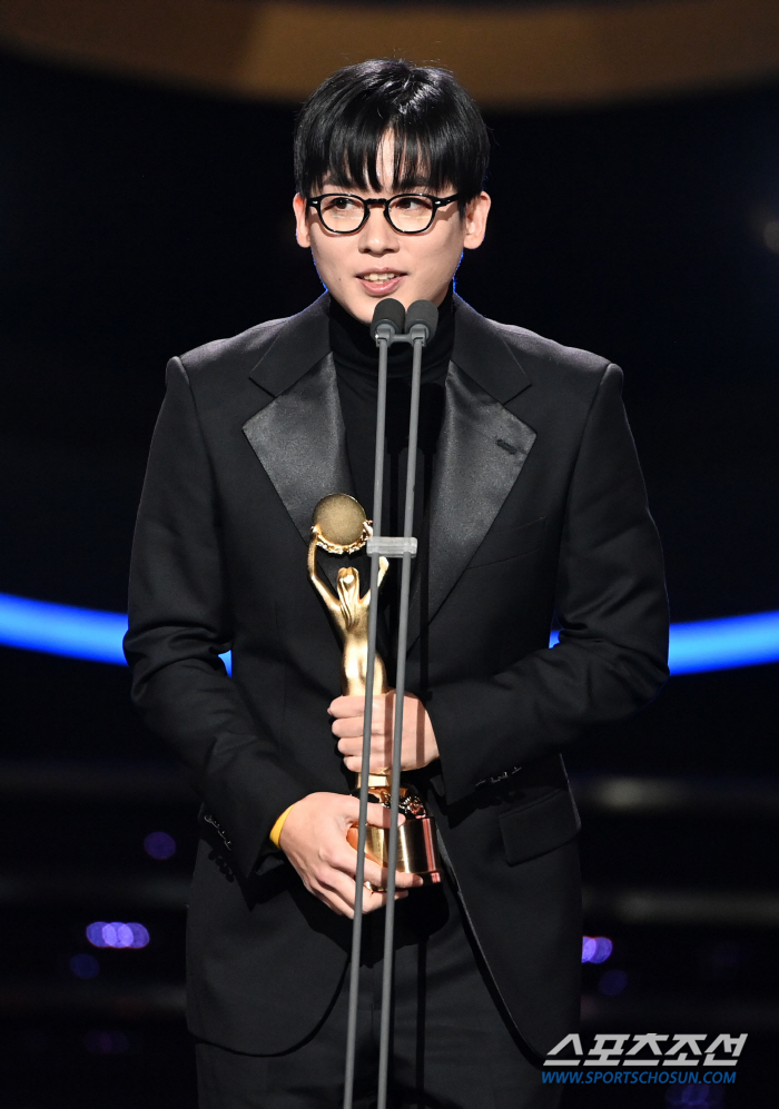 Director Cho Hyun-chul 'Winning Blue Dragon Film Award for Best New D ...