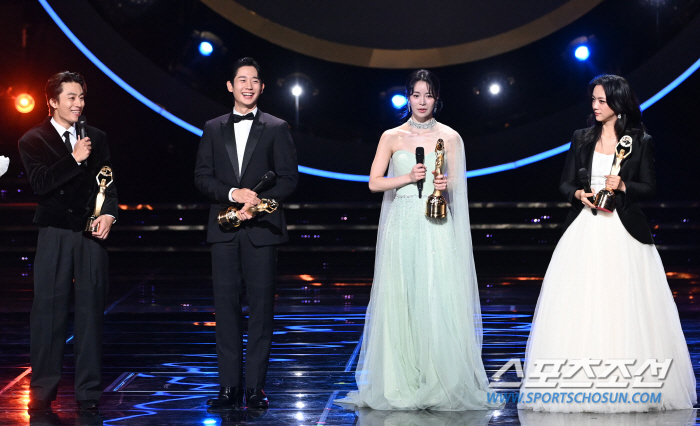  Koo Kyohwan-Jeong Hae-in-Im Ji-yeon-Tang Wei Wins Popular Star Award