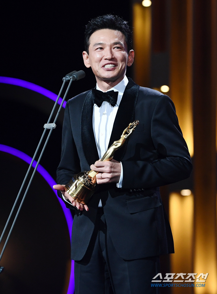  Hwang Jung-min, Best Actor Award