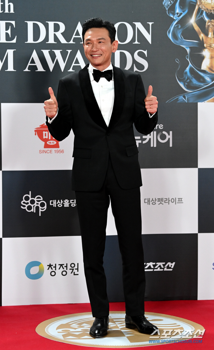  Hwang Jung-min, Blue Dragon Film Award, thumbs up!