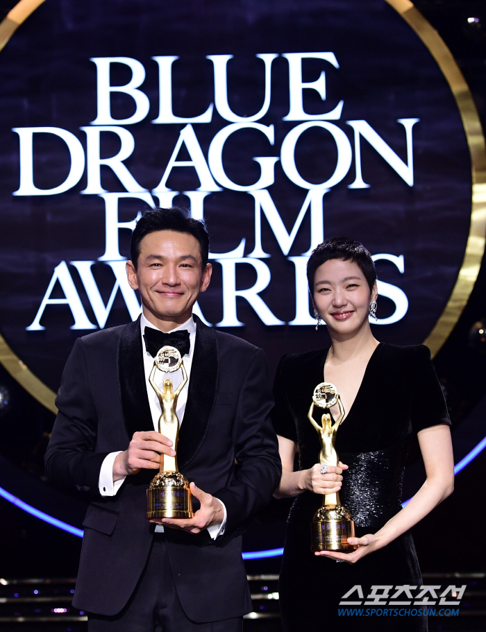  Hwang Jung-min, Kim Go-eun, holds the Blue Dragon Film Award trophy in her arms