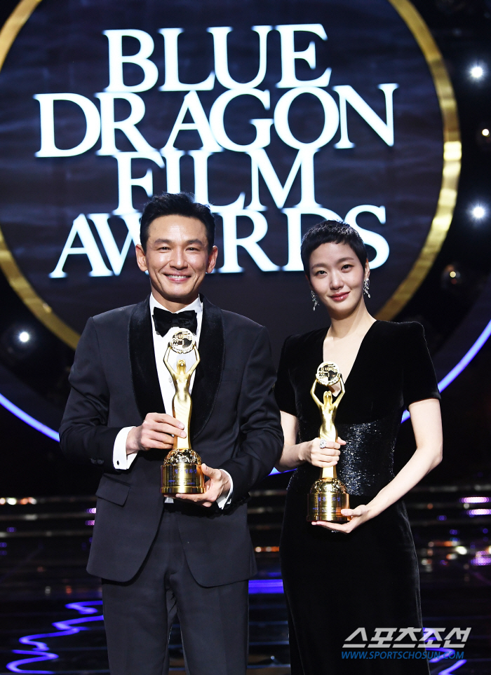  Hwang Jung-min - Kim Go-eun, shining at the Blue Dragon Film Awards