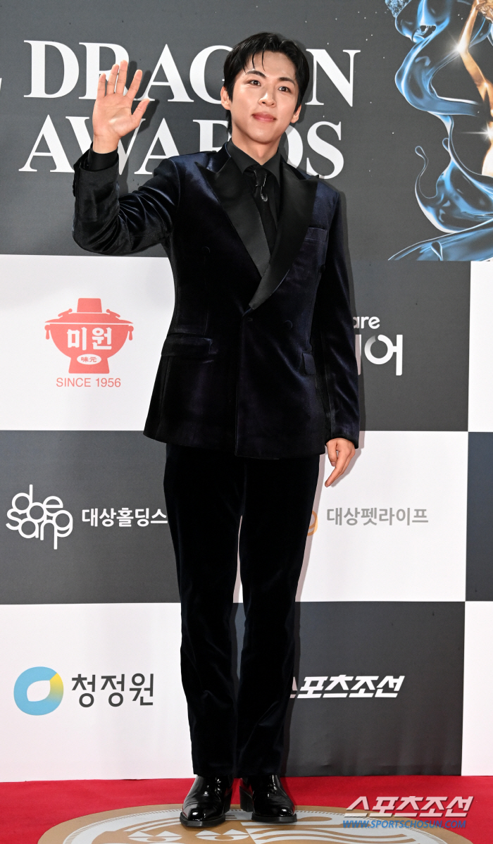  Joo Jonghyuk, we're at the Blue Dragon Film Awards