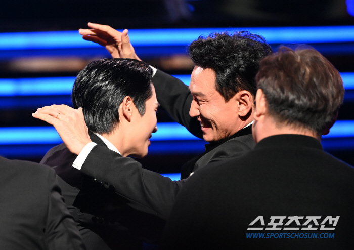  Jung Hae-in - Hwang Jung-min, a hot hug