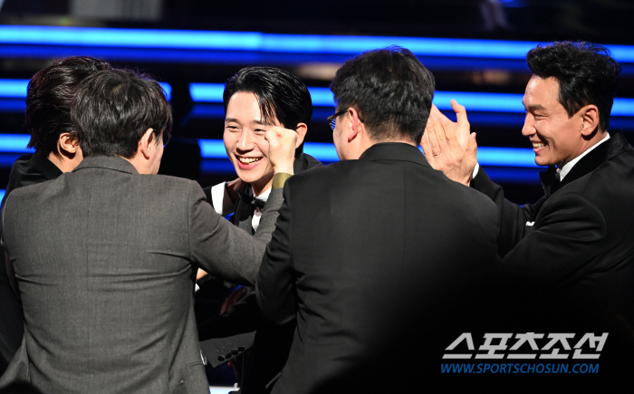  Jung Hae-in - Hwang Jung-min Wins Blue Dragon Film Award for Best Supporting Actor