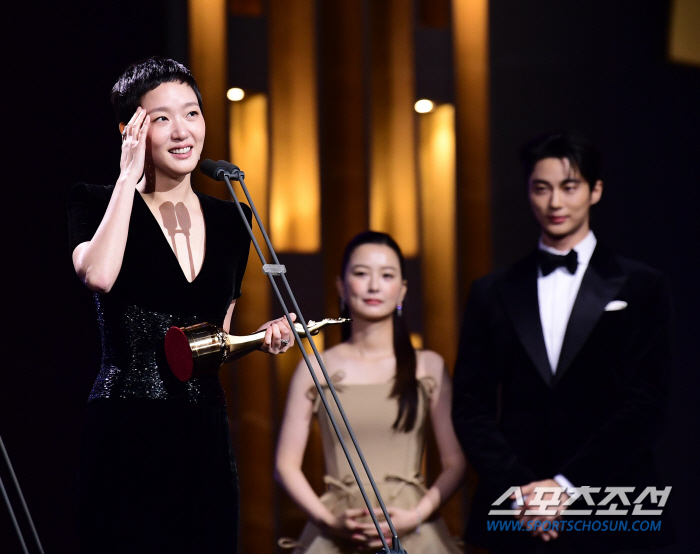  Kim Go-eun won the Blue Dragon Film Award for Best Actress