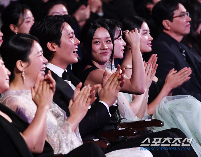  Lee Hyeri's body is fluttering at the celebratory performance