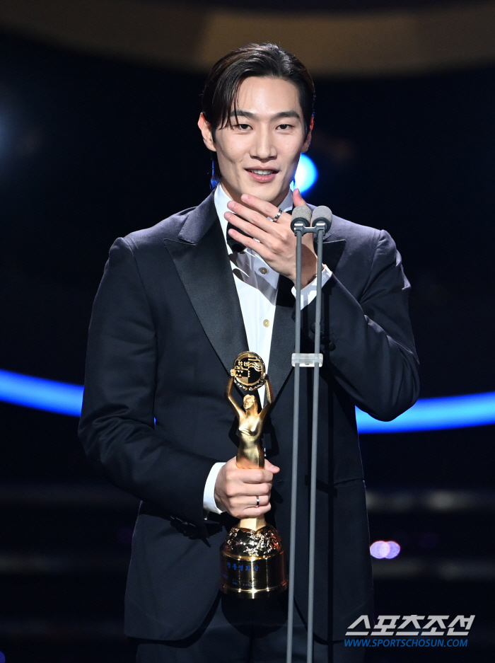  Roh Sang-hyun 'Winning Blue Dragon Film Award for Best New Actor'