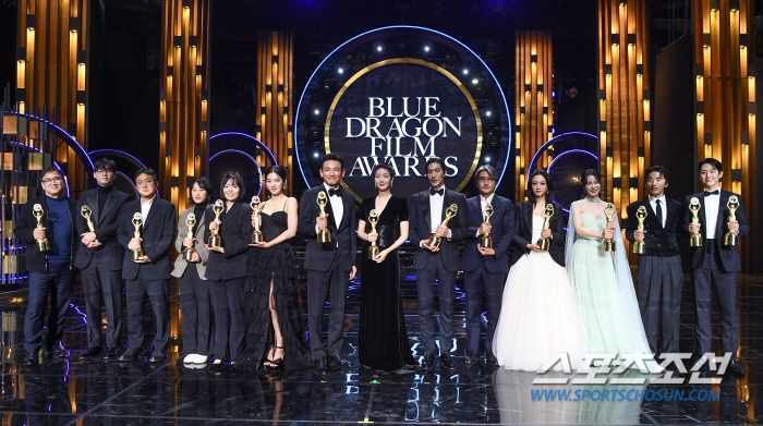  The winners of the 45th Blue Dragon Film Awards, gather together