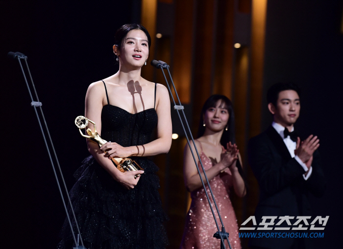 Roh Sang-hyun and Park Joo-hyun Honored with Best New Actor and Actress at the 45th Blue Dragon Film Awards