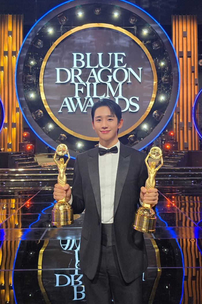 Jung Hae-in Wins Best Supporting Actor and Popular Star at Blue Dragon Film Awards