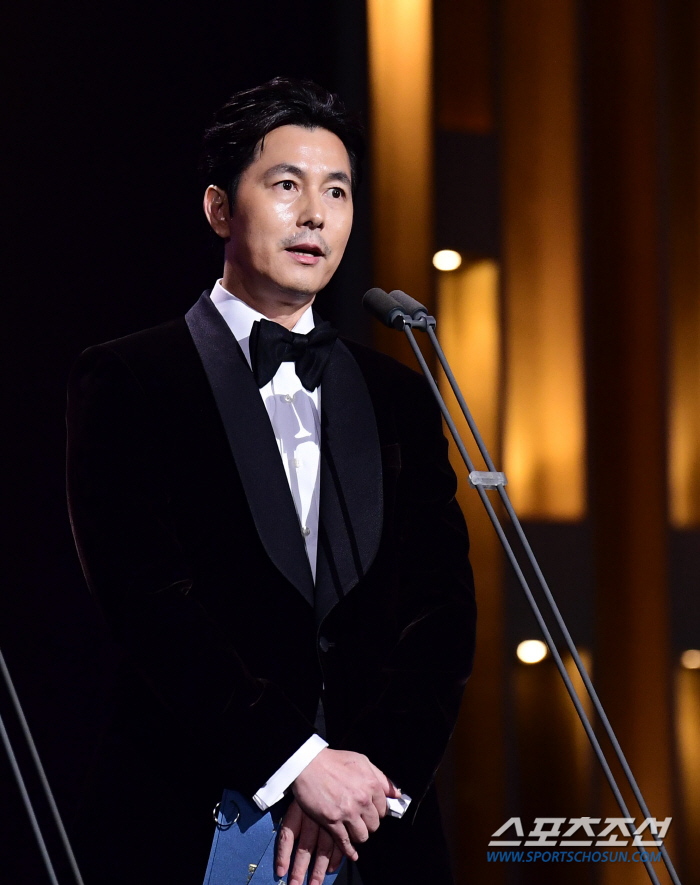 Jung Woo-sung, actors and colleagues are cheering for him. 