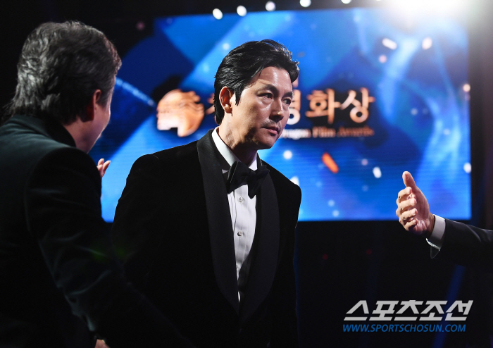 Jung Woosung Apologizes for Personal Controversy at 45th Blue Dragon Film Awards
