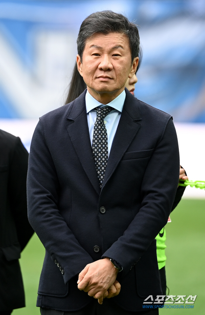 KFA election in 12 years is imminent → Korea Cup that was pre-empted...Huh Jung-moo's attempt to run for the fourth term' with Chairman Chung Mong-gyu 'Awkward Meeting  Handshake'