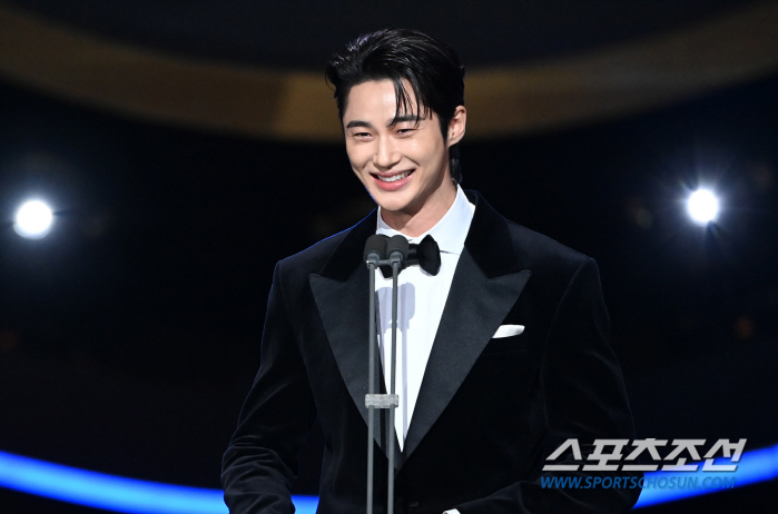 Byun Woo-seok's smile that melts women's hearts