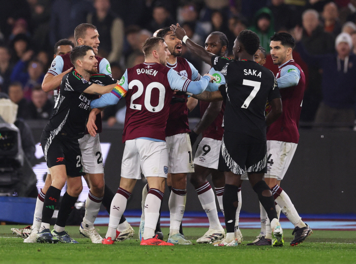 '4-0 → 4-2 → 5-2' Fans Go Home 34 minutes into the match, 7-goal Arsenal Class, West Ham's disgrace in the first half alone