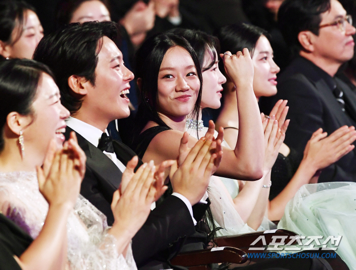 Hyeri, who danced in front of Ra Mi-ran, was excited throughout the award ceremony...Deokseon and Pilseon are working hard everywhere. 