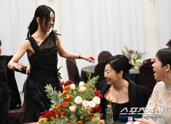 Hyeri, who danced in front of Ra Mi-ran, was excited throughout the award ceremony...Deokseon and Pilseon are working hard everywhere. 