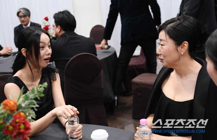Hyeri, who danced in front of Ra Mi-ran, was excited throughout the award ceremony...Deokseon and Pilseon are working hard everywhere. 