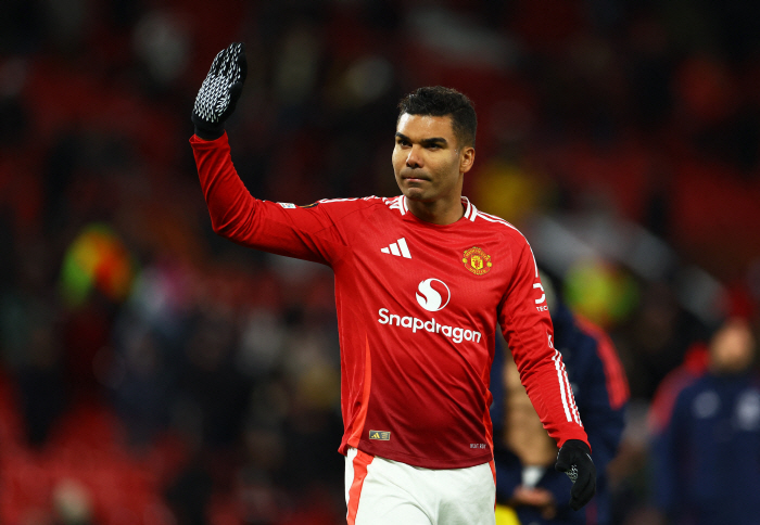 Manchester United veteran MF presents a winning medal to his junior teammates →'You're on our team, too.'