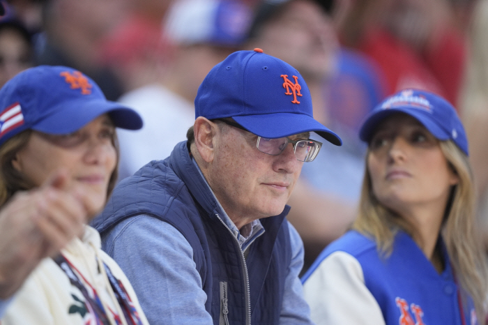 ''Soto → Mets' That's all, 'Yankees for 600 million.'...But Boston is a last-minute dark horse