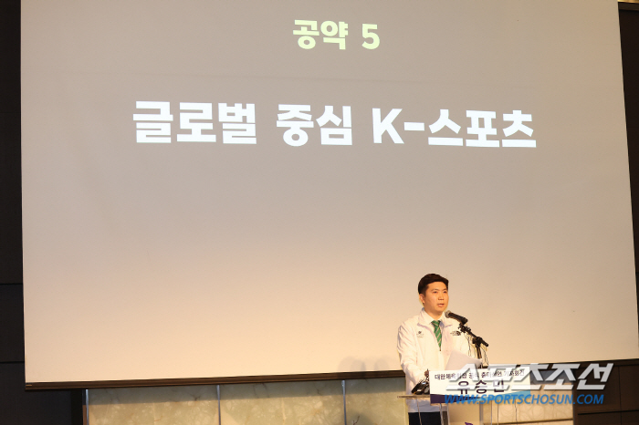 'The 42nd KOC presidential election, a 42-year-old Yoo Seung Min is running for office!' Former IOC member Yoo Seung Min officially declared his candidacy