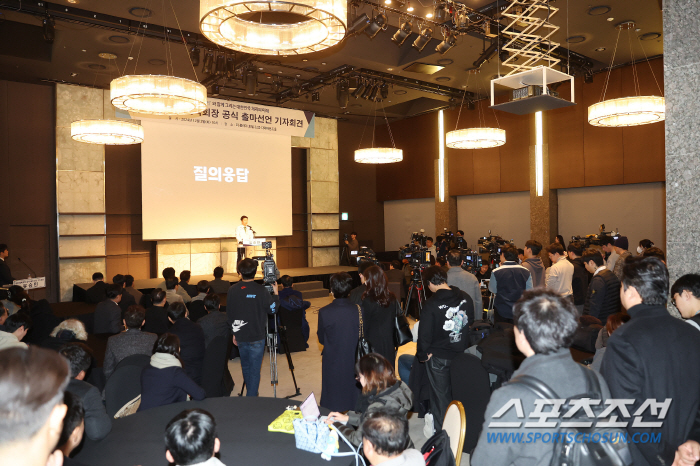 'The 42nd KOC presidential election, a 42-year-old Yoo Seung Min is running for office!' Former IOC member Yoo Seung Min officially declared his candidacy