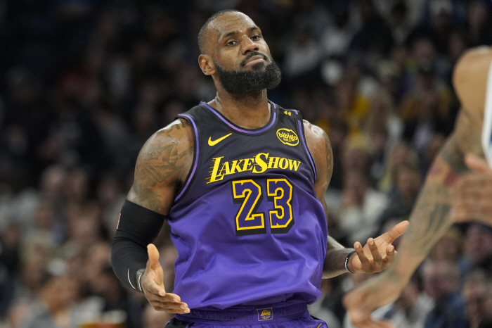 Everyone has a plan! 3 core blanks. Boston, Miami, with its might. Los Angeles Lakers LeBron  AD Defeat Downbeat