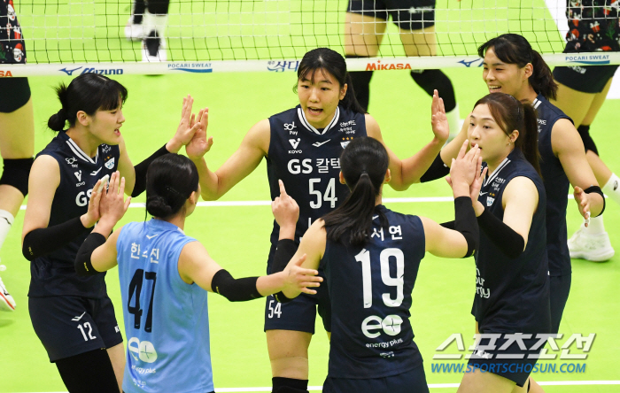 'It's not enough for domestic players alone.' MOMA and Wipawi scored 30 points, and Hyundai Engineering & Construction won 3-0 against GS Caltex without foreigners and aquor. Heungkuk Life Pursues Again