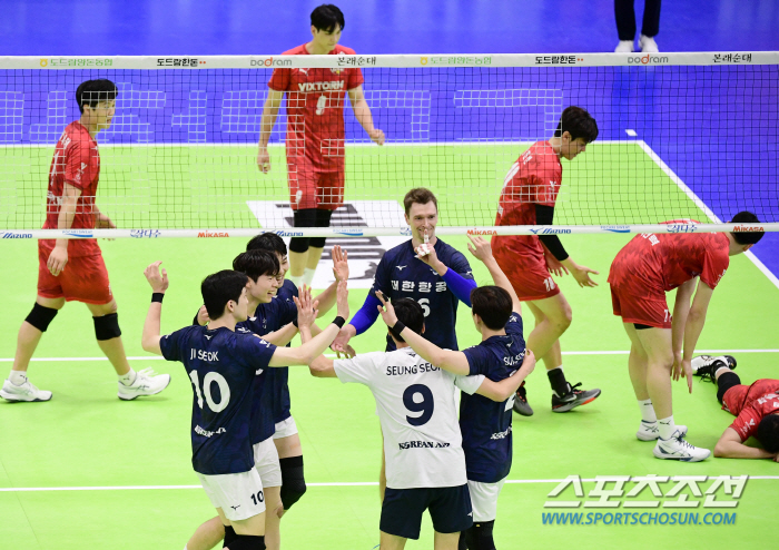 Korean Air's winning move? Lee Jun's return → Korea Electric Power Corporation changed to Kwak Seung-seok's Libero in a surprise move → Matheus training starts → He is still playing 'yet'