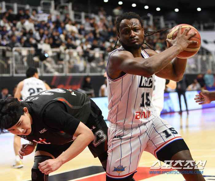 'Park Joon-young's dramatic buzzer beater' Suwon KT, which was 12 points behind, caught Busan KCC 60-58'Jump for 3rd place alone'