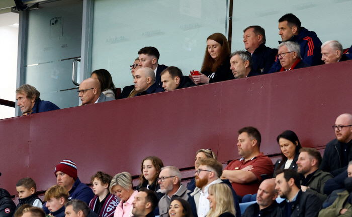 Ashworth, forced out of Manchester United for the first time in five months, is likely to take over as Arsenal's new general manager