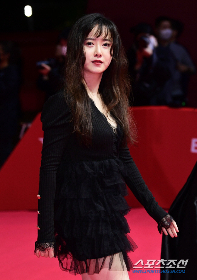 Koo Hye-sun Wins 30th KAIST Literature Award with Heartwarming Essay