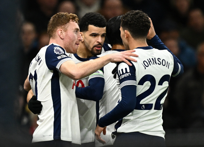 Son Heung-min, who bowed his head despite '5th goal of the season  highest rating within the team'...Tottenham's upset loss to Chelsea from 2-0 to 3-4 shock '11th place to fall'