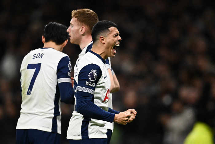 Son Heung-min, who bowed his head despite '5th goal of the season  highest rating within the team'...Tottenham's upset loss to Chelsea from 2-0 to 3-4 shock '11th place to fall'