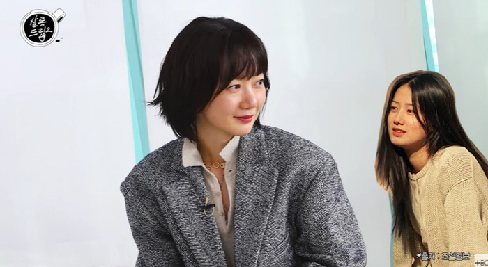 Bae Doo-na apologized to Sim Eun-ha for 20 years 'Come to think of it, I'm really sorry' ('Salon Drip') 