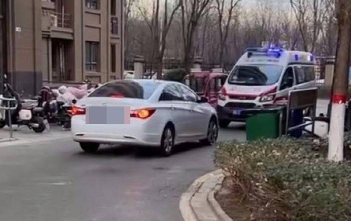 A car blocking an ambulance in the alley, a transport patient eventually dies