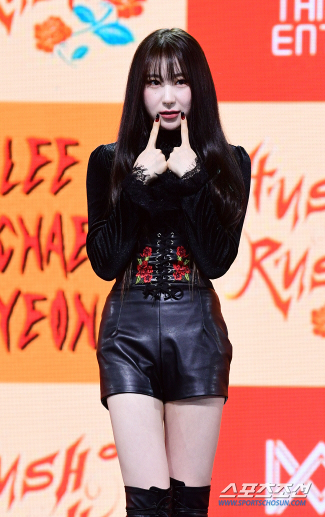  'Democratic dog piglet'IZONE Lee Chae-yeon, 'Choi Soon-sil daughter' openly attacked.'