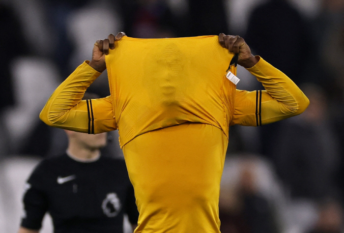 'Hwang Hee-chan booed by home fans'→'0 minutes of action for the first time since returning'The Korean Guy' crisis, '3 consecutive losses'Wolverhampton relegation crisis