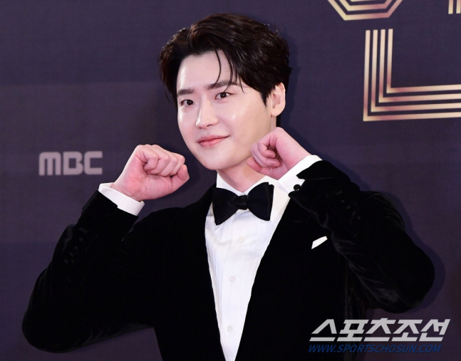 Lee Jong-suk Considering Lead Role in Drama 'Empress of Re-marriage