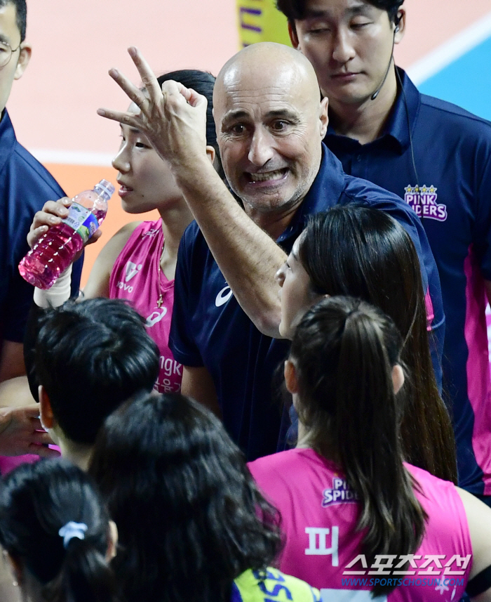 'Kim Yeon-kyung Explodes 17 Points' Heungkuk Life Insurance has won 13 consecutive games... The club has won the most consecutive games