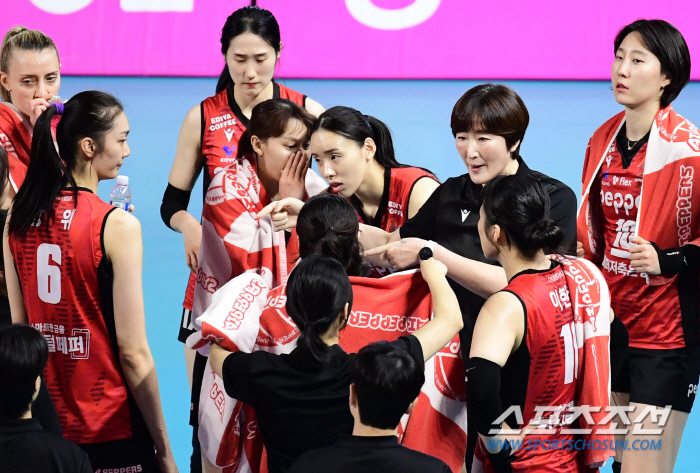'Kim Yeon-kyung Explodes 17 Points' Heungkuk Life Insurance has won 13 consecutive games... The club has won the most consecutive games